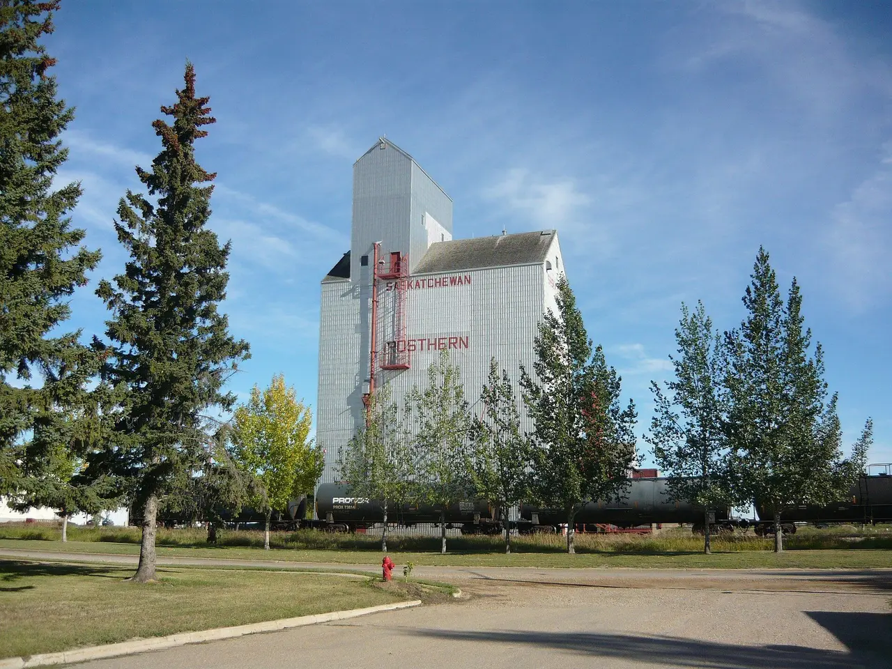 Grain elevator on Railway Avenue, 2008